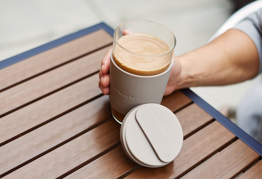 hot coffee with cream in bobanc reusable 500 ml glass cup with insulating sleeve